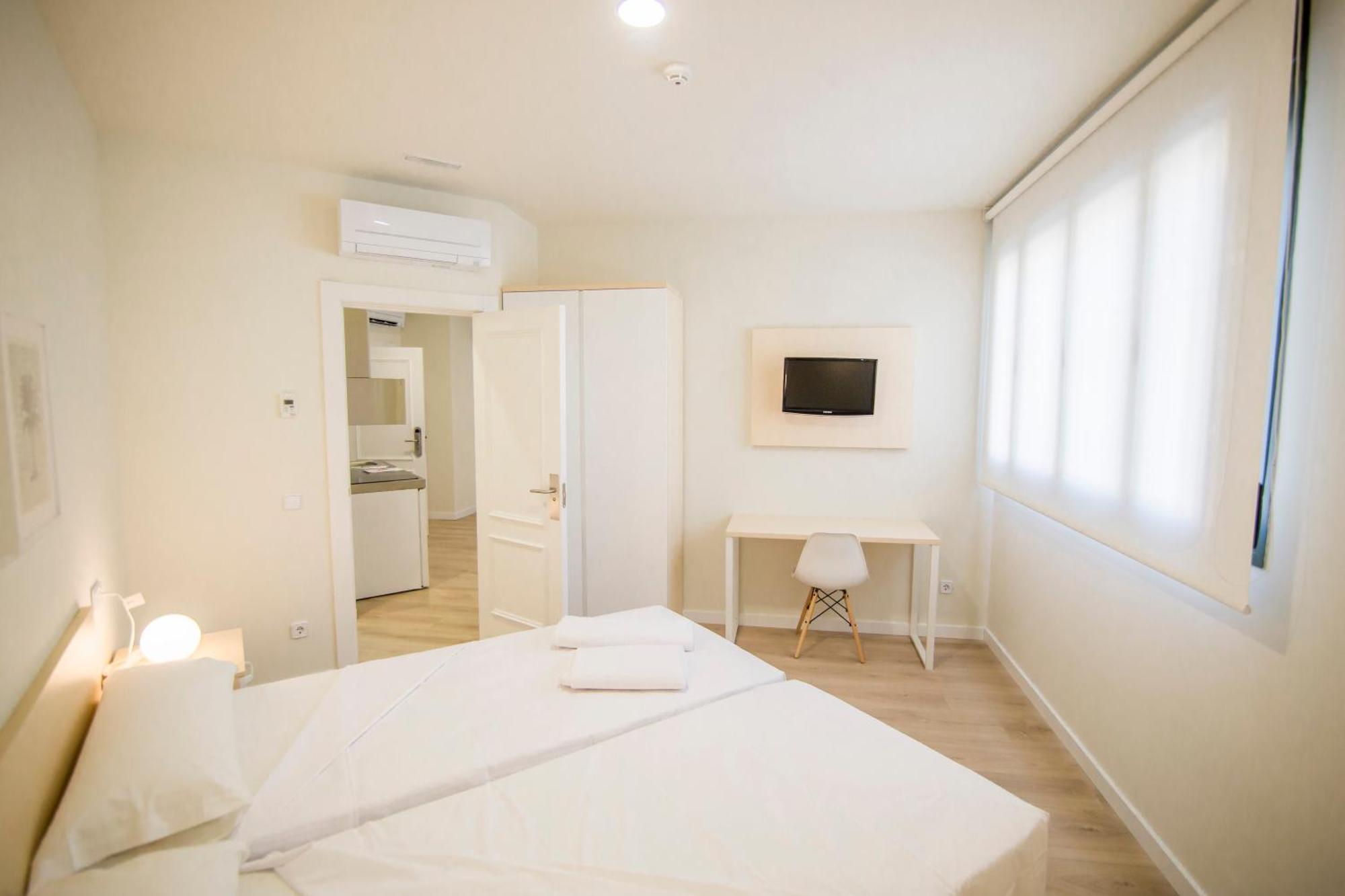 Apartamentos Plaza De Santiago - Estudios Turisticos - 1 Llave Pinto Ngoại thất bức ảnh
